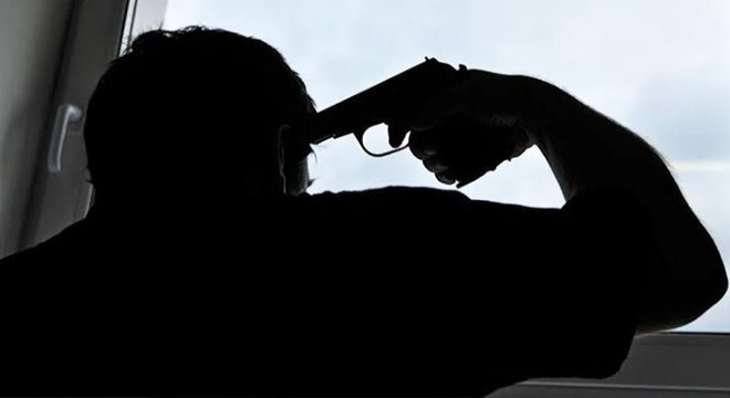 Babasını uyurken öldürdü, aynı silahla intihara kalkıştı