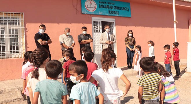 Babasının okuduğu okulun onarımını yaptı