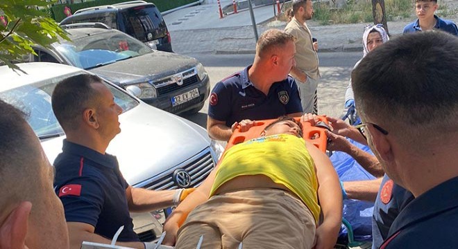 Bacağına demir korkuluk saplanan çocuk hastanelik oldu