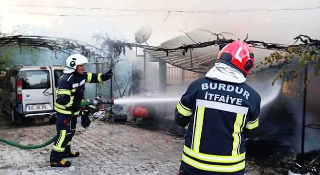 Bağ evi ile araç yandı