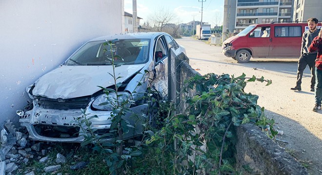Bahçe duvarı ile bina arasında sıkıştı