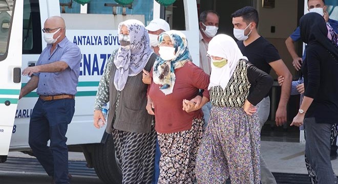Bahçeden kaçan boğasını yakalamak isterken öldü