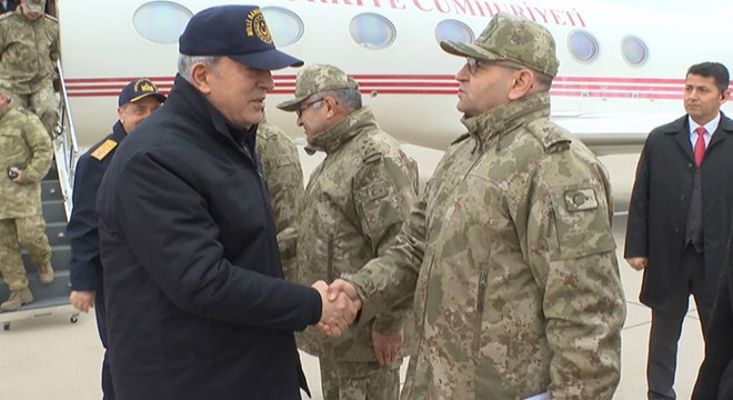 Bakan Akar, beraberindeki komutanlarla sınır hattında