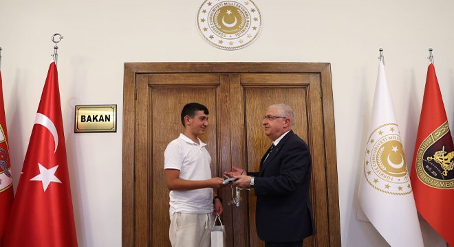 Bakan Güler, LGS 2'ncisi Muhammet'i tebrik etti