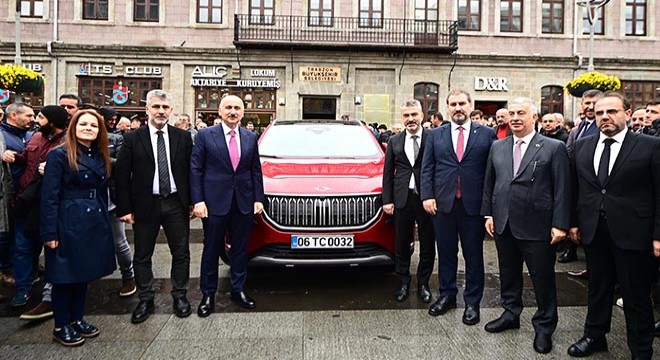Bakan Karaismailoğlu, Togg ile Trabzon sokaklarında
