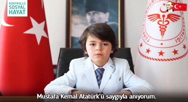Bakan Koca'nın koltuğuna oturan öğrenciden 'aşı' çağrısı