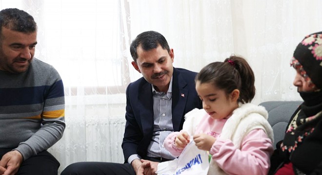 Bakan Kurum'dan depremzede ailelere ziyaret