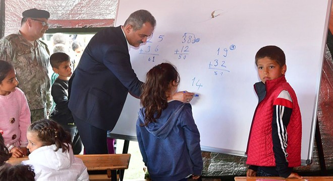 Bakan Özer: Afet bölgesinde 127 ilkokul, 168 ortaokul kurduk