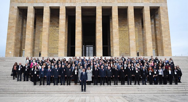 Bakan Özer ve öğretmenlerden Anıtkabir'e ziyaret
