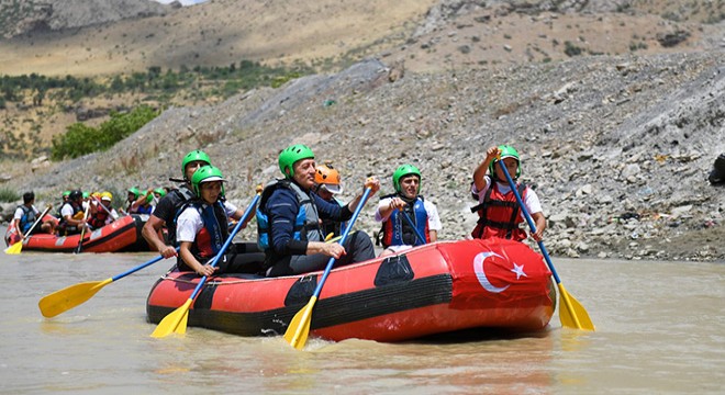 Bakan Selçuk, Zap Suyu'nda bota bindi
