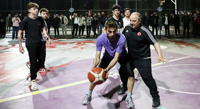 Bakan Varank, gençlerle basketbol oynadı