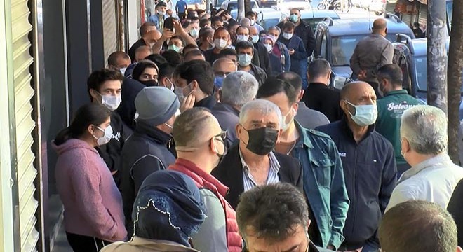 Baklavacı önünde metrelerce uzunlukta sabah kuyruğu