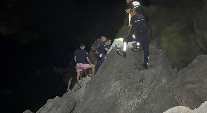Balık tutmak için çıktıkları kayalıkta mahsur kaldılar
