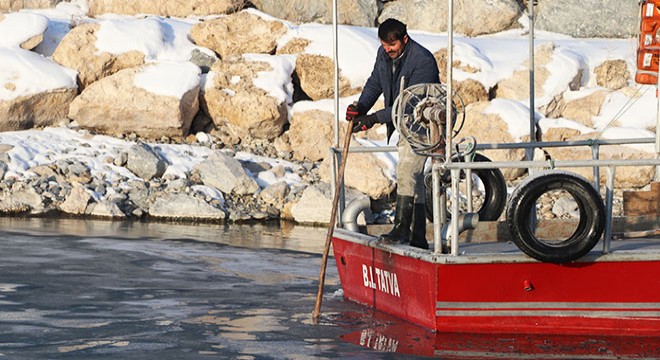 Balıkçılar, kısmen donan Van Gölü'ne buzları kırarak açıldı