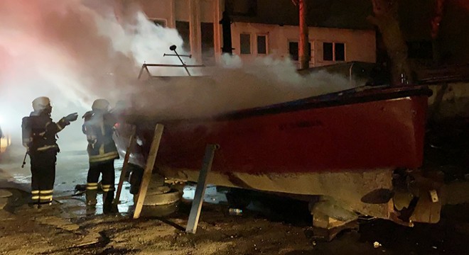 Balıkçının, evinin önündeki takası yandı