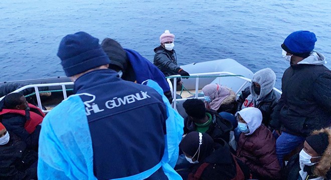 Balıkesir'de 68 kaçak göçmen kurtarıldı