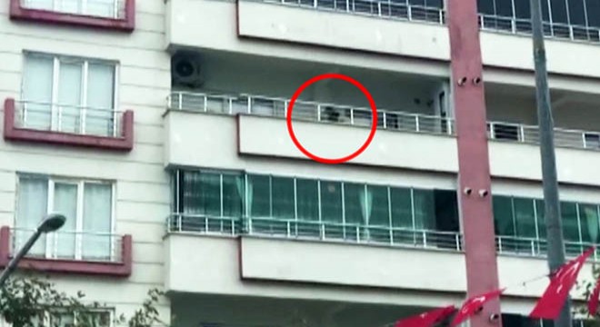 Balkon korkuluklarına çıkıp, kürekle oynadı