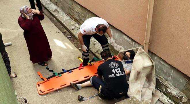 Balkona astığı halı üzerine düşen kadın bayıldı
