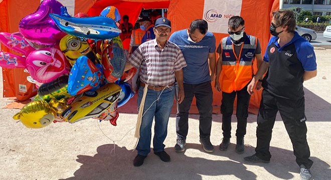Balon satıcısı, satmak için aldığı ayakkabıları bağışladı