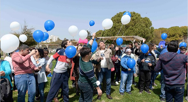 Balonlar otizmde farkındalık için havalandı