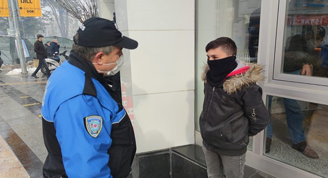 Bankadaki babasını bekleyen çocuğa: Söyle 900 lira daha fazla çeksin