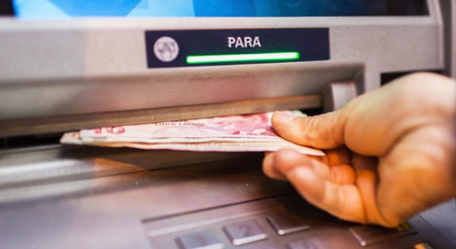 Bankadan parasını çektirip, gasbettiler