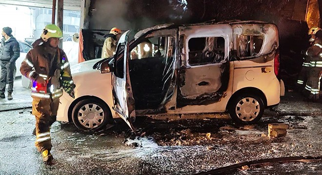 Barakada başlayan yangın park halindeki araca sıçradı