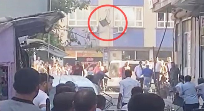 Barışmak için buluşup taşlı, sopalı, sandalyeli kavga ettiler