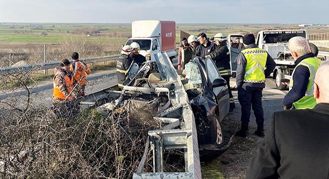 Bariyere saplanan otomobilin sürücüsü yaralandı