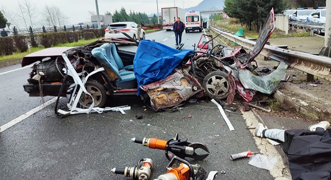 Bariyere çarpan otomobil parçalandı: 2 ölü, 2 yaralı