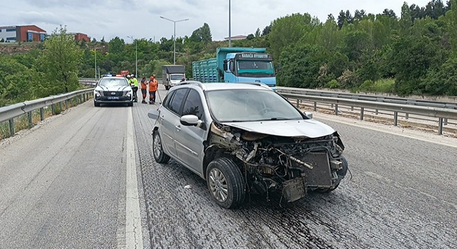 Bariyere çarpan otomobilin sürücüsü yaralandı