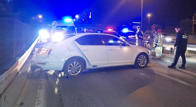 Bariyerlere çarpan otomobil sürücüsünün ayağı koptu