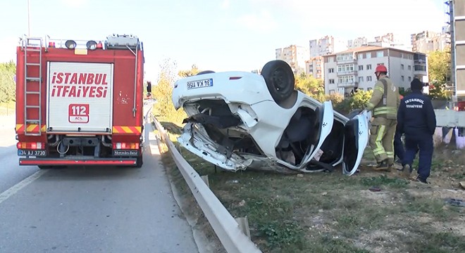 Bariyerlere çarpan otomobil takla attı