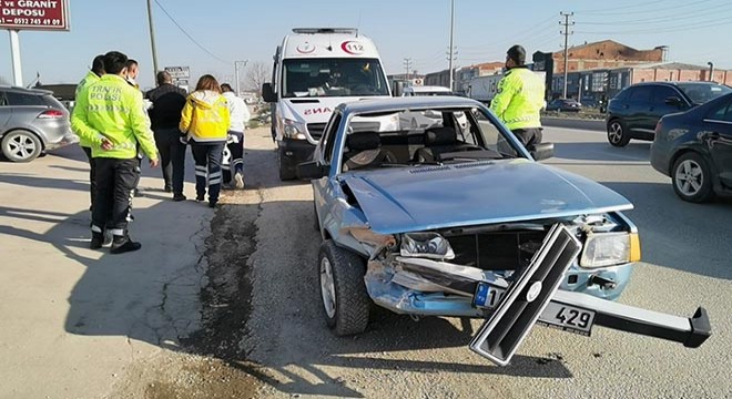 Bariyerlere çarpan otomobilin sürücüsü yaralandı