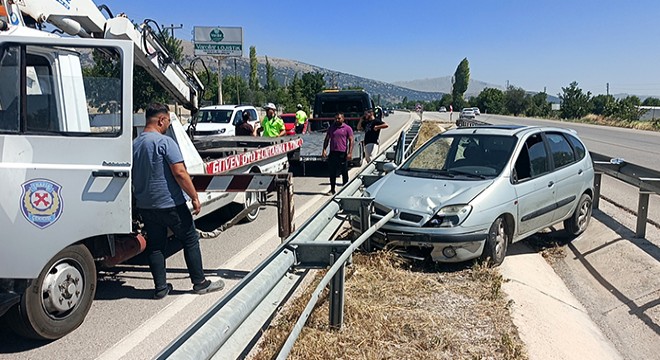 Bariyerlerin arasına giren otomobildeki 6 kişi yaralandı