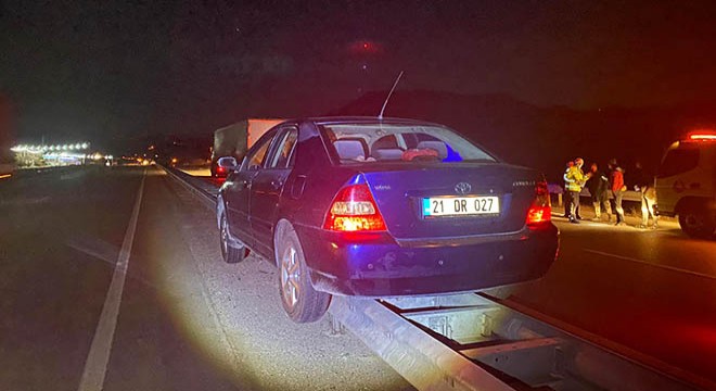Bariyerlerin üzerine çıkan otomobil, devrilmeden 800 metre ilerledi