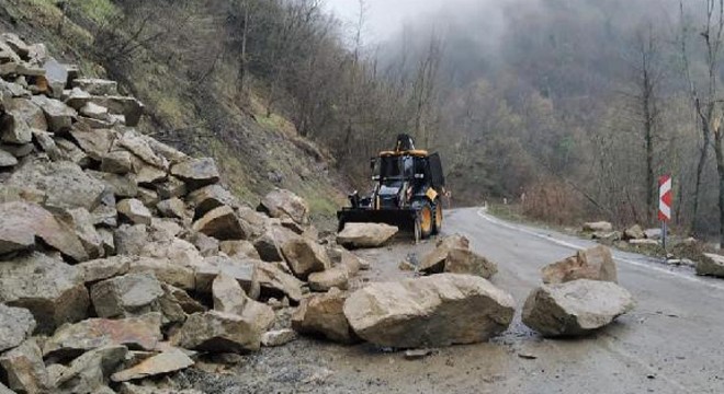 Bartın'da heyelan; kayalar yola düştü