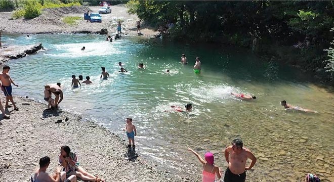 Bartınlılar derede serinlemeye çalıştı