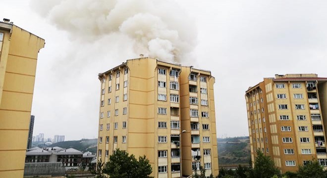 Başakşehir'de çatı katında yangın