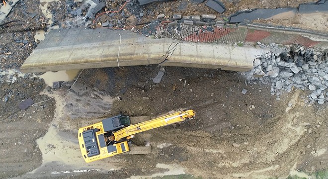 Başakşehir'de istinat duvarı çöktü