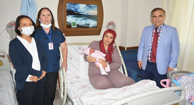 Başhekimden yılın ilk bebeğine ziyaret
