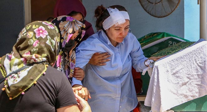 Başı sargılı şekilde, eşinin tabutu başında gözyaşı döktü