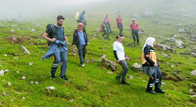 Başına kaya parçası düşen dağcı, hastaneye ulaştırıldı