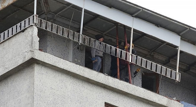 Basınçlı suyun ulaştığı binada faciayı korkuluklar önlemiş