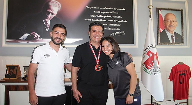 Başkan Genç’ten ödül sürprizi
