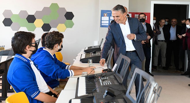 Başkan Uysal, Antalya OSB Teknik Koleji'ni gezdi