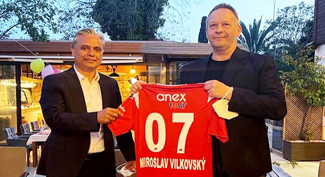 Başkan Uysal, Antalyaspor forması hediye etti