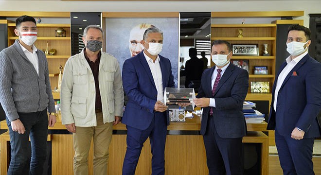 Başkan Uysal, virüssavar yapan Korkmaz'ı kutladı