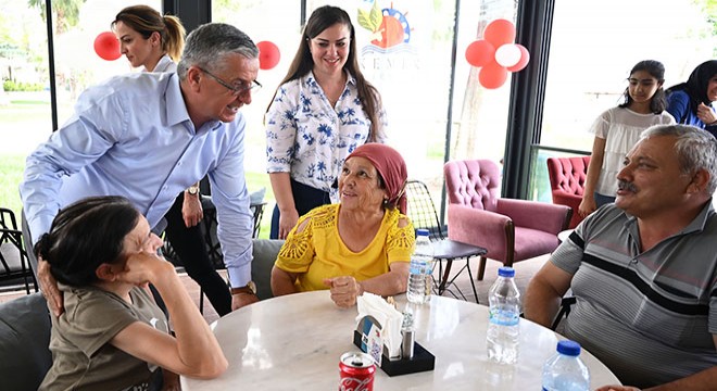 Başkan Topaloğlu ndan engellilere deniz şezlongu