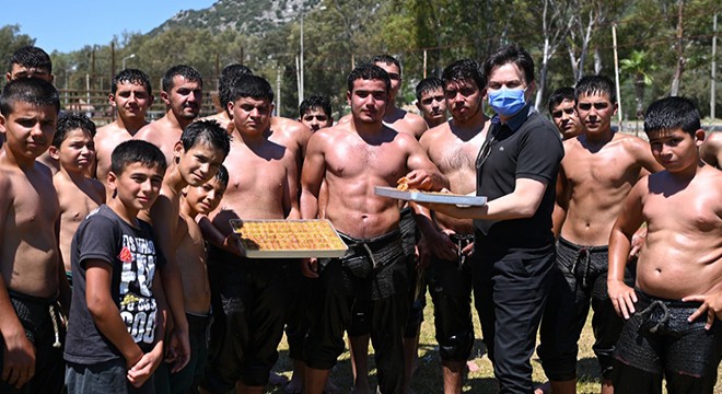 Başkandan genç güreşçilere baklava